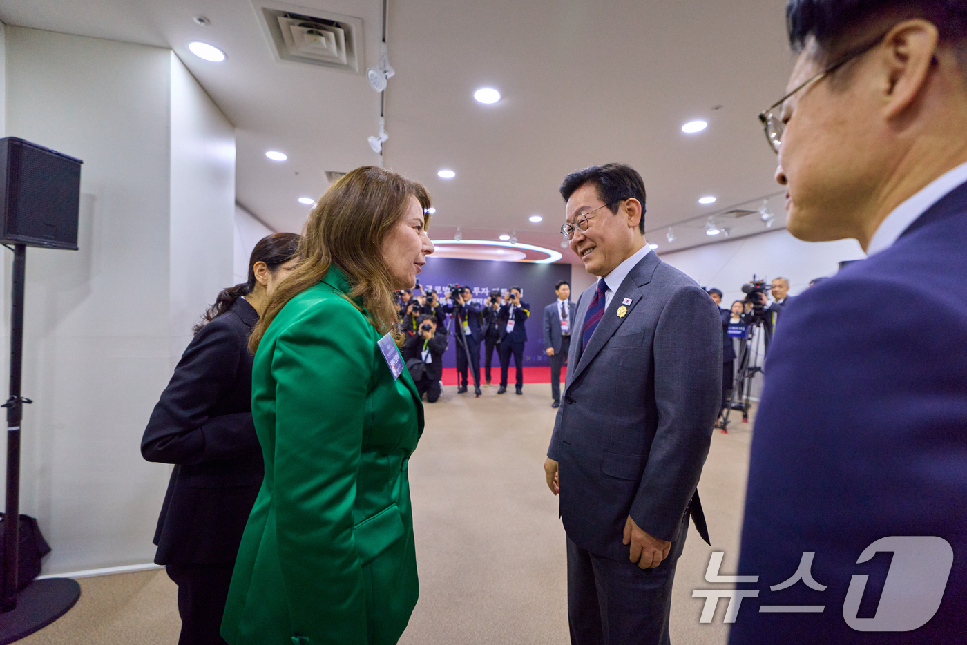 (서울=뉴스1) 허경 기자 = 이재명 대통령이 29일 경북 경주예술의전당에서 열린 투자협약식에서 카레나 칸실레리 유미코아 배터리사업부 대표와 대화하고 있다. (대통령실 제공. 재판 …