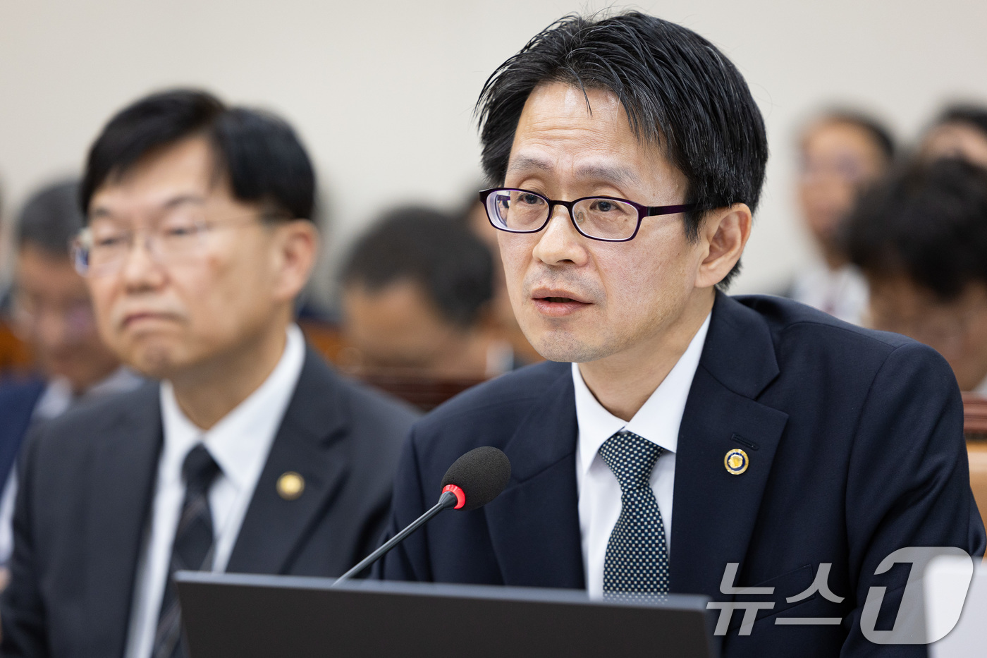 (서울=뉴스1) 유승관 기자 = 백승보 조달청장이 29일 서울 여의도 국회에서 열린 기획재정위원회의 한국은행 등에 대한 국정감사에서 의원 질의에 답하고 있다. 2025.10.29/ …