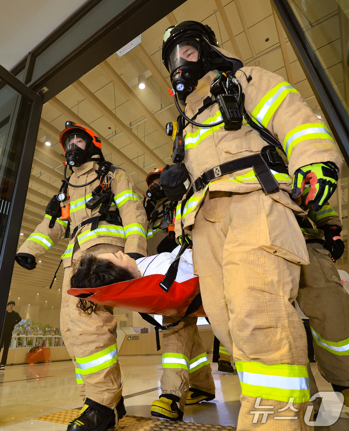 (서울=뉴스1) 이호윤 기자 = 29일 서울 광진구청에서 열린 ‘안전 한국 훈련 긴급종합훈련‘에서 실제 화재현장을 가정하여 소방관들이 구조작전을 벌이고 있다. 2025.10.29/ …