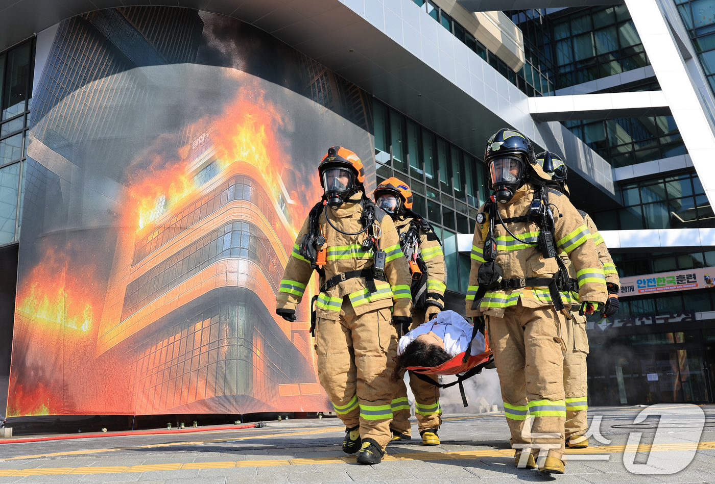 (서울=뉴스1) 이호윤 기자 = 29일 서울 광진구청에서 열린 ‘안전 한국 훈련 긴급종합훈련‘에서 실제 화재현장을 가정하여 소방관들이 구조작전을 벌이고 있다. 2025.10.29/ …