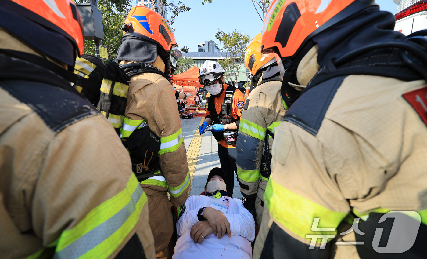 (서울=뉴스1) 이호윤 기자 = 29일 서울 광진구청에서 열린 ‘안전 한국 훈련 긴급종합훈련‘에서 실제 화재현장을 가정하여 소방관들이 구조작전을 벌이고 있다. 2025.10.29/ …