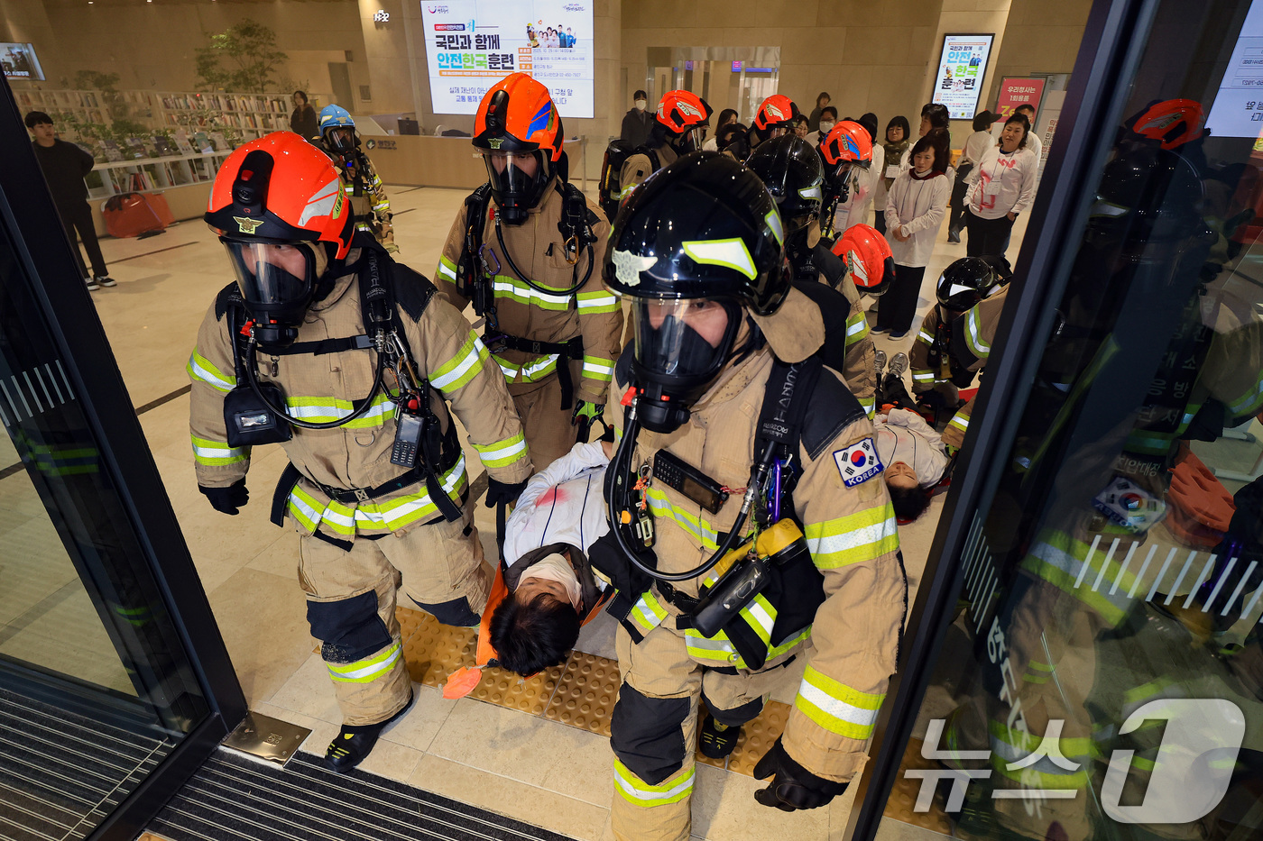 (서울=뉴스1) 이호윤 기자 = 29일 서울 광진구청에서 열린 ‘안전 한국 훈련 긴급종합훈련‘에서 실제 화재현장을 가정하여 소방관들이 구조작전을 벌이고 있다. 2025.10.29/ …