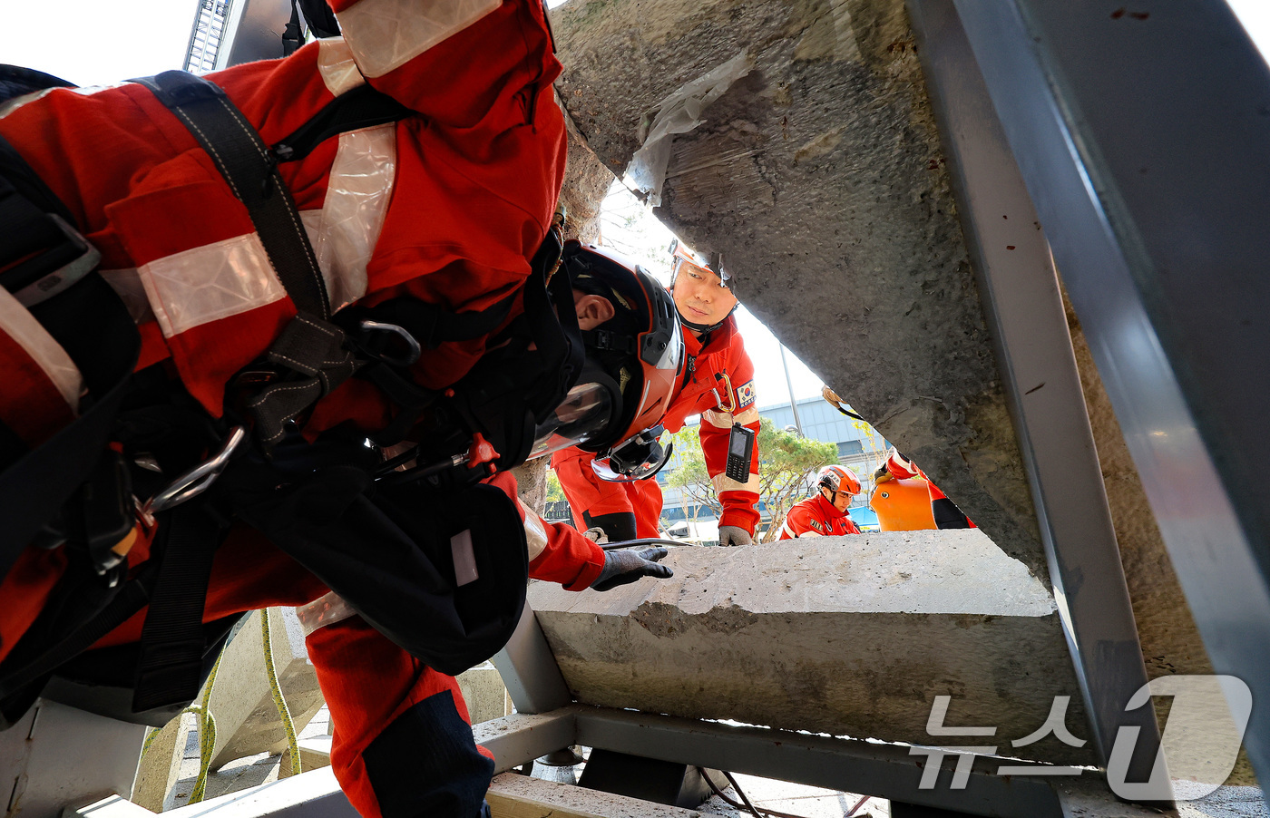 (서울=뉴스1) 이호윤 기자 = 29일 서울 광진구청에서 열린 ‘안전 한국 훈련 긴급종합훈련‘에서 실제 건물붕괴상황을 가정해 구조대원들이 구조작전을 펼치고 있다. 2025.10.2 …