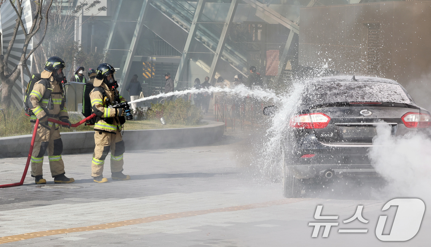 (서울=뉴스1) 이호윤 기자 = 29일 서울 광진구청에서 열린 ‘안전 한국 훈련 긴급종합훈련‘에서 실제 차량화재현장을 가정하여 소방관들이 화재진압작전을 펼치고 있다. 2025.10 …