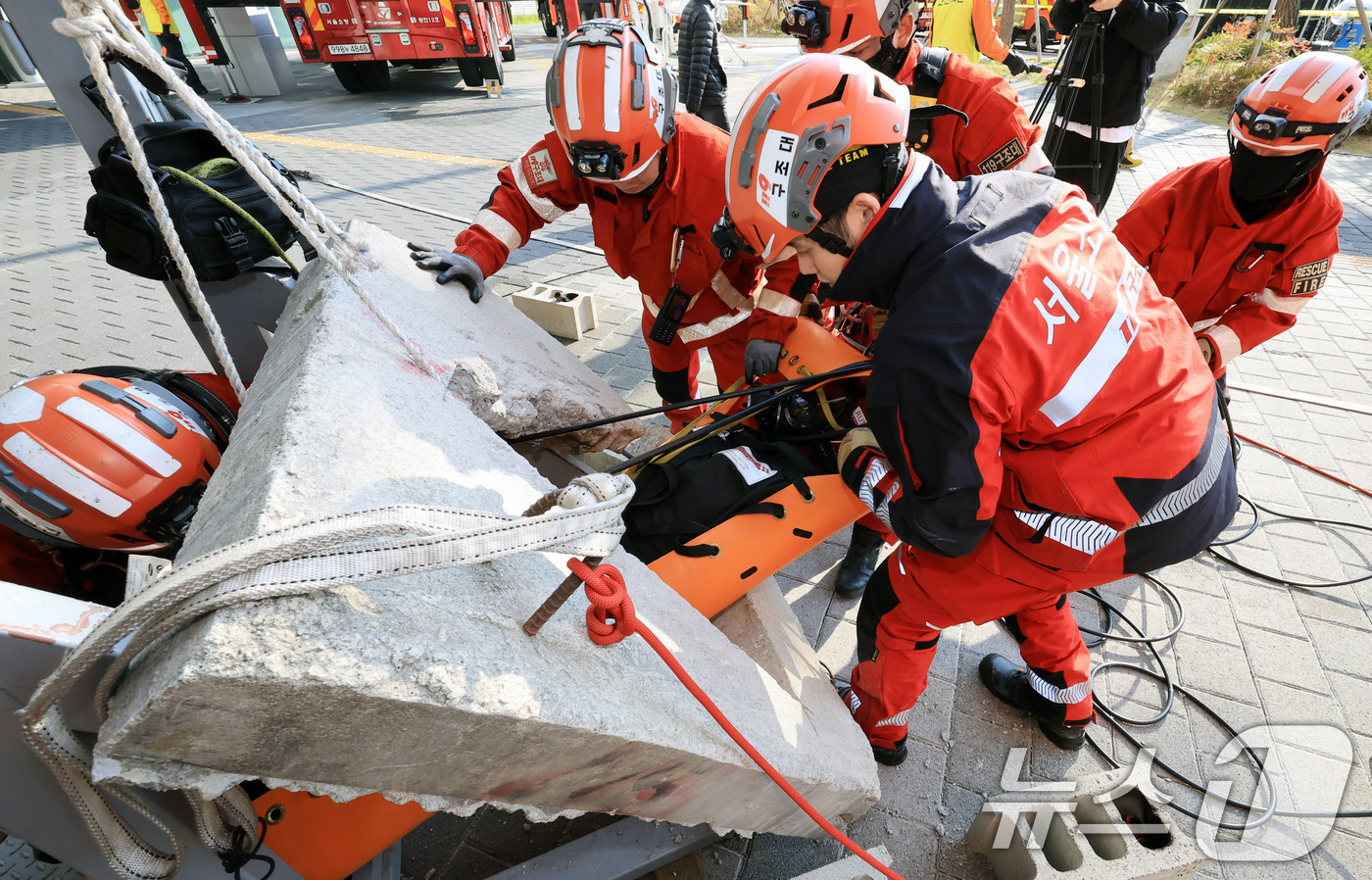 (서울=뉴스1) 이호윤 기자 = 29일 서울 광진구청에서 열린 ‘안전 한국 훈련 긴급종합훈련‘에서 실제 건물붕괴상황을 가정해 구조대원들이 구조작전을 펼치고 있다. 2025.10.2 …