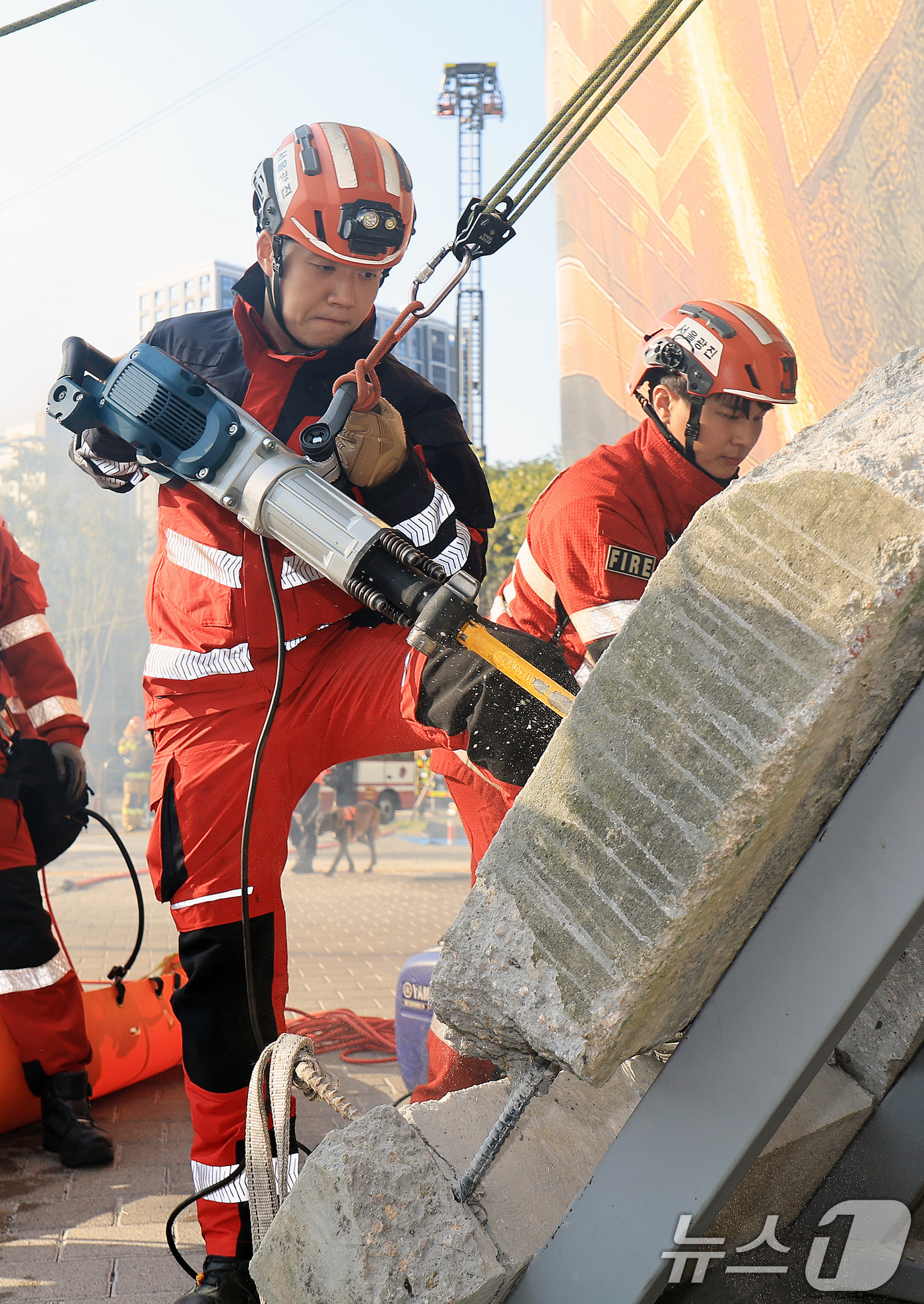 (서울=뉴스1) 이호윤 기자 = 29일 서울 광진구청에서 열린 ‘안전 한국 훈련 긴급종합훈련‘에서 실제 건물붕괴상황을 가정해 구조대원들이 구조작전을 펼치고 있다. 2025.10.2 …