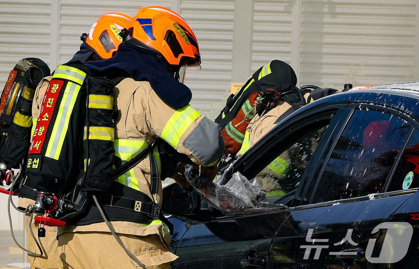 (서울=뉴스1) 이호윤 기자 = 29일 서울 광진구청에서 열린 ‘안전 한국 훈련 긴급종합훈련‘에서 실제 차량화재현장을 가정하여 소방관들이 구조작전을 펼치고 있다. 2025.10.2 …