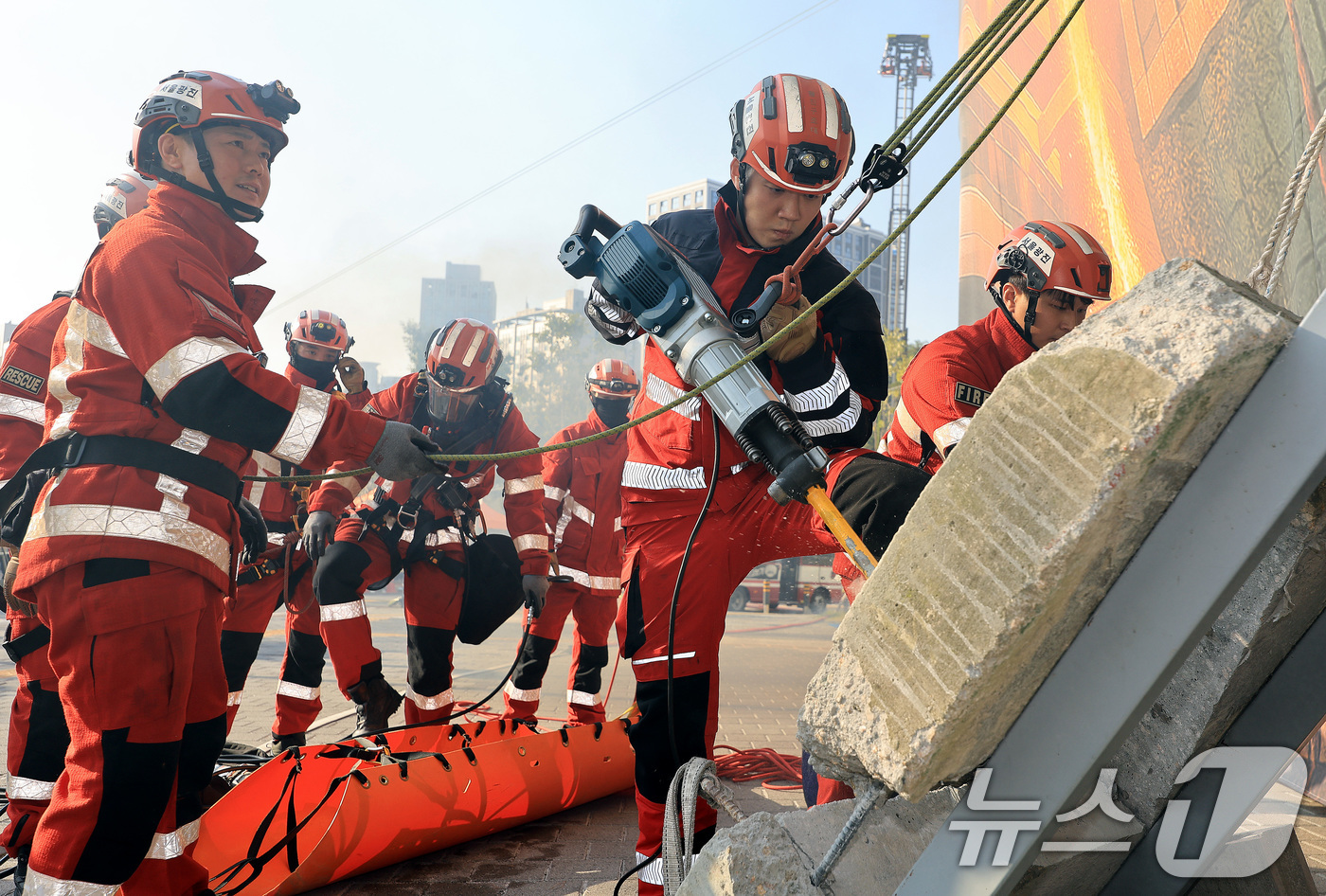 (서울=뉴스1) 이호윤 기자 = 29일 서울 광진구청에서 열린 ‘안전 한국 훈련 긴급종합훈련‘에서 실제 건물붕괴상황을 가정해 구조대원들이 구조작전을 펼치고 있다. 2025.10.2 …