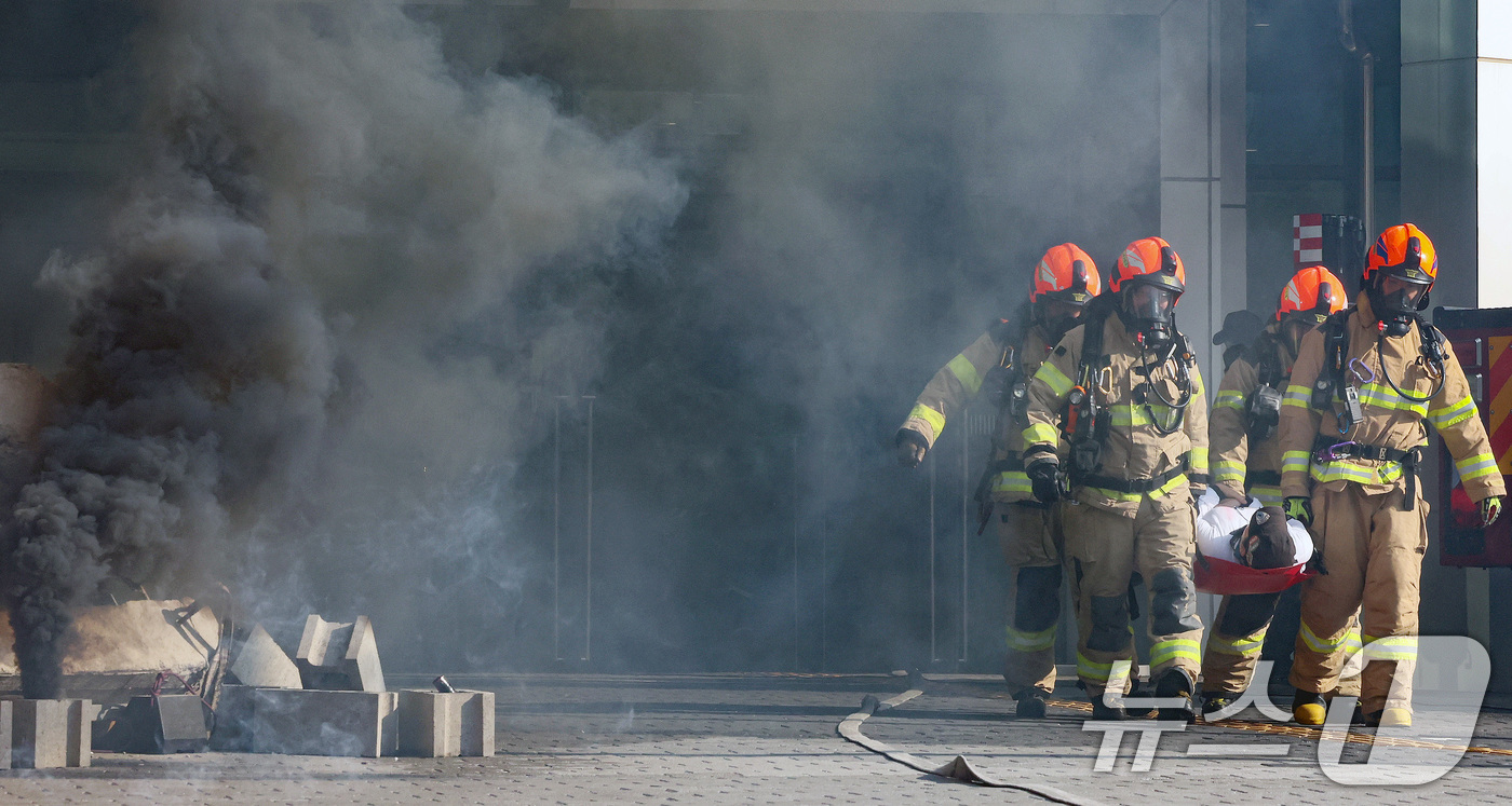 (서울=뉴스1) 이호윤 기자 = 29일 서울 광진구청에서 열린 ‘안전 한국 훈련 긴급종합훈련‘에서 실제 화재현장을 가정하여 소방관들이 구조작전을 벌이고 있다. 2025.10.29/ …