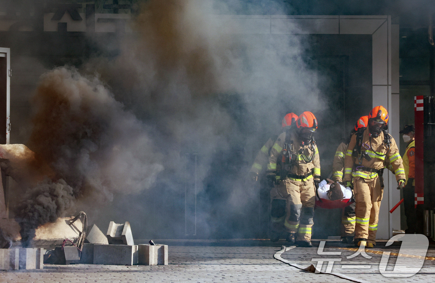 (서울=뉴스1) 이호윤 기자 = 29일 서울 광진구청에서 열린 ‘안전 한국 훈련 긴급종합훈련‘에서 실제 화재현장을 가정하여 소방관들이 구조작전을 펼치고 있다. 2025.10.29/ …
