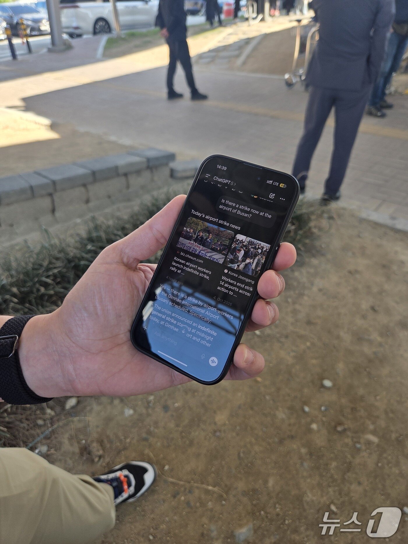 본문 이미지 - 리아드 부라본 씨가 자신의 휴대폰을 통해 시위현장 정보를 찾아보고 있다.2025.10.29/ⓒ News1 김태형 기자