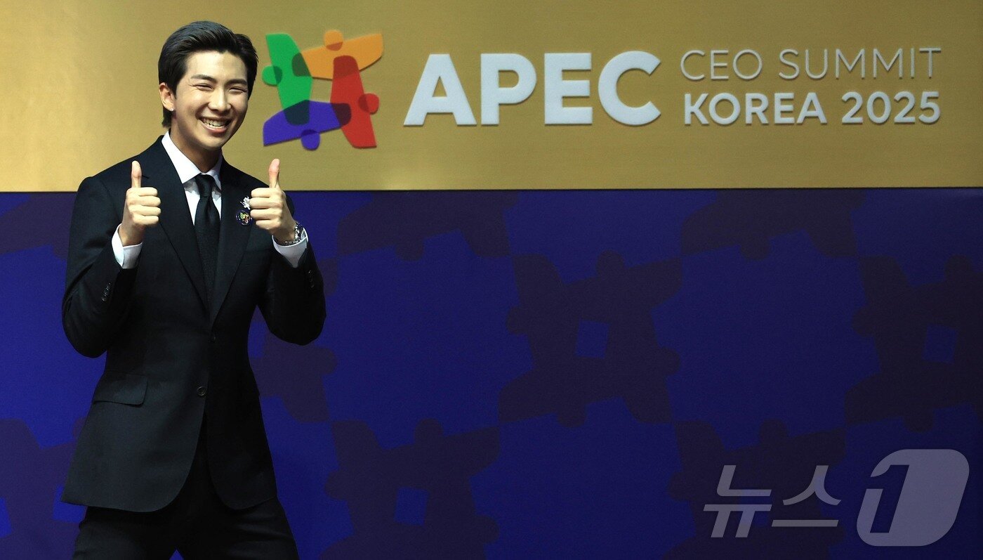 본문 이미지 - 그룹 BTS의 RM이 29일 경북 경주예술의전당에서 열린 아시아태평양경제협력체&#40;APEC&#41; 정상회의 최고경영자&#40;CEO&#41; 서밋&#40;Summit&#41;에 참석해 &#39;APEC 지역 내 문화산업과 K-컬쳐 소프트파워&#39;를 주제로 연설 후 인사하고 있다. &#40;공동취재&#41; 2025.10.29/뉴스1 ⓒ News1 김민지 기자