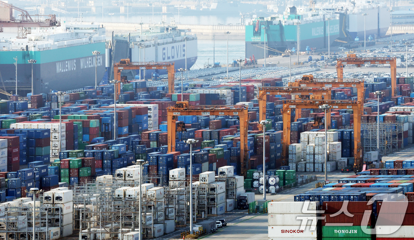 (평택=뉴스1) 김영운 기자 = 도널드 트럼프 미국 대통령이 한미 정상회담과 APEC 정상회의 참석을 위해 방한한 가운데 관세 협상의 최대 관건인 3500억 달러 규모 대미 투자펀 …