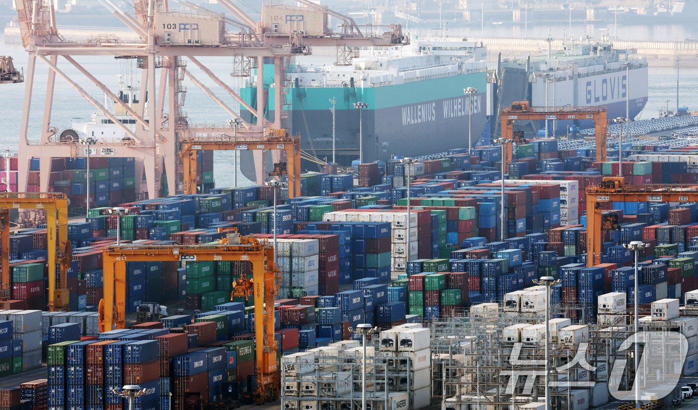 (평택=뉴스1) 김영운 기자 = 도널드 트럼프 미국 대통령이 한미 정상회담과 APEC 정상회의 참석을 위해 방한한 가운데 관세 협상의 최대 관건인 3500억 달러 규모 대미 투자펀 …