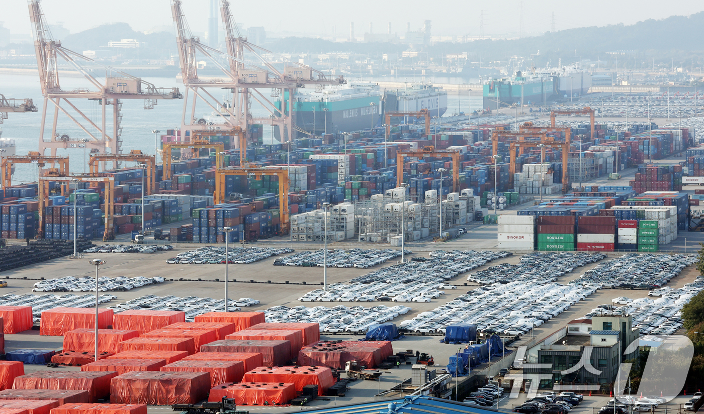 (평택=뉴스1) 김영운 기자 = 도널드 트럼프 미국 대통령이 한미 정상회담과 APEC 정상회의 참석을 위해 방한한 가운데 관세 협상의 최대 관건인 3500억 달러 규모 대미 투자펀 …