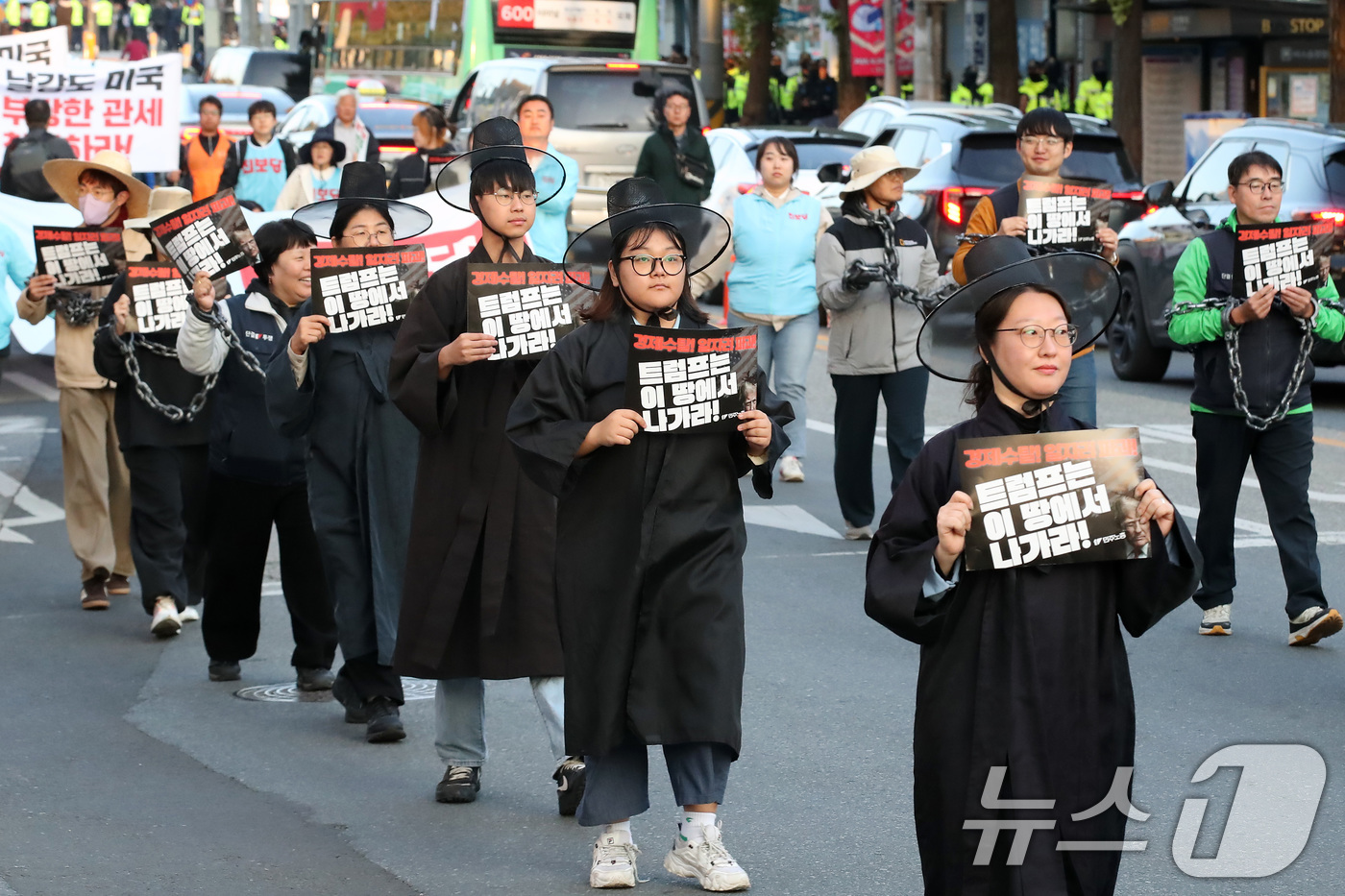 (경주=뉴스1) 공정식 기자 = 29일 오후 경북 경주시 성동동 구 경주역 광장에서 열린 '트럼프 방한 반대' 결의대회와 시국대회를 마친 민주노총과 시민사회단체 등 참석자들이 트럼 …