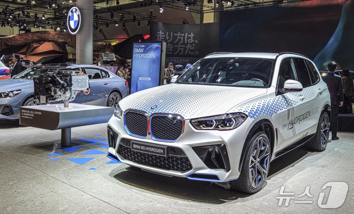 본문 이미지 - 29일 일본 '도쿄 빅 사이트'에서 개최된 '2025 재팬 모빌리티쇼'에서 전시된 BMW가 도요타와 개발 중인 수소차 'ix5' 시제품(프로토타입) 모습(한국자동차기자협회 공동취재). 2025.10.29.