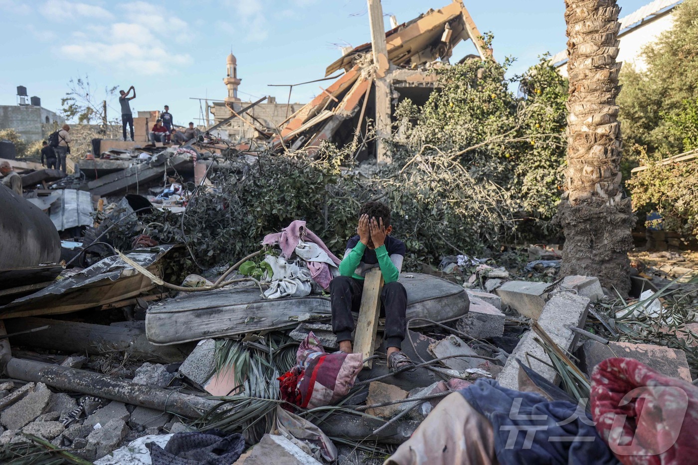 (누세이라트 AFP=뉴스1) 김경민 기자 = 29일(현지시간) 가자지구 중부 누세이라트에서 이스라엘 공습으로 파괴된 집의 잔해에 앉아 한 소년이 울고 있다. 2025.10.29ⓒ …