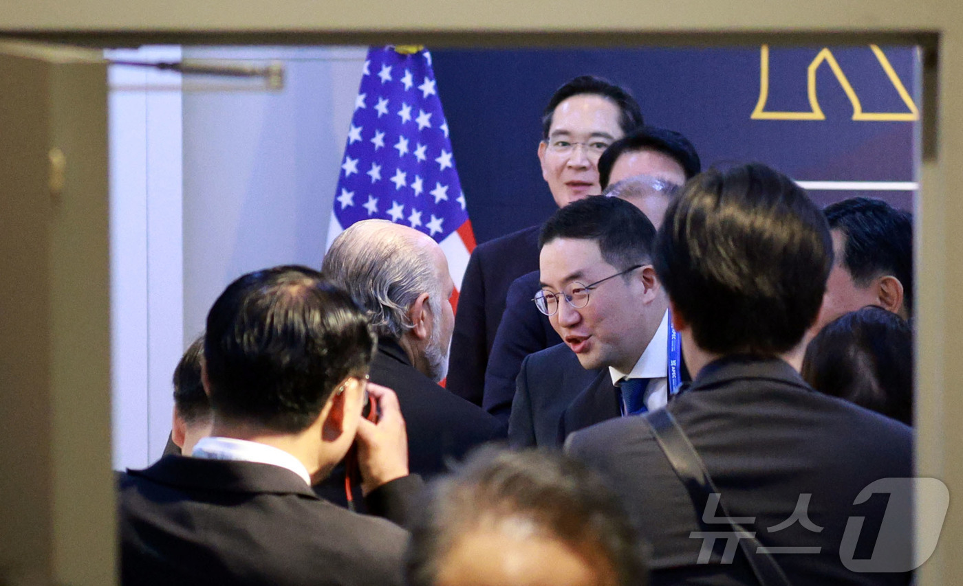 (경주=뉴스1) 김민지 기자 = 하워드 러트닉 미국 상무장관이 29일 경북 경주예술의전당에서 열린 아시아태평양경제협력체(APEC) 정상회의 최고경영자(CEO) 서밋(Summit) …