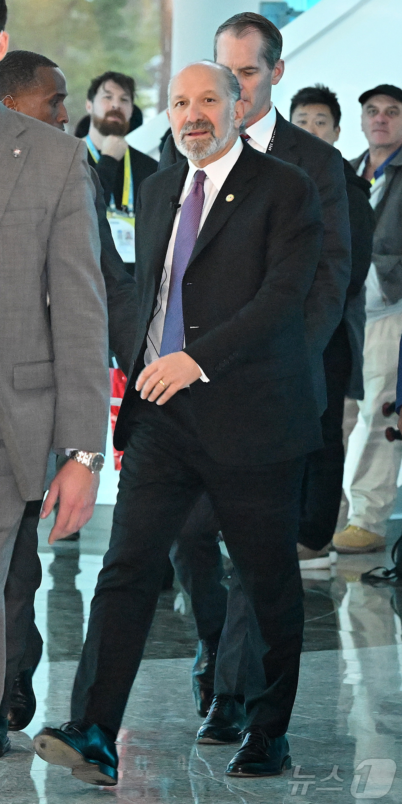 (경주=뉴스1) 김민지 기자 = 하워드 러트닉 미국 상무부 장관이 29일 경북 경주시 경주예술의전당에서 열린 아시아태평양경제협력체(APEC) 정상회의 한미 비즈니스 라운드 테이블에 …