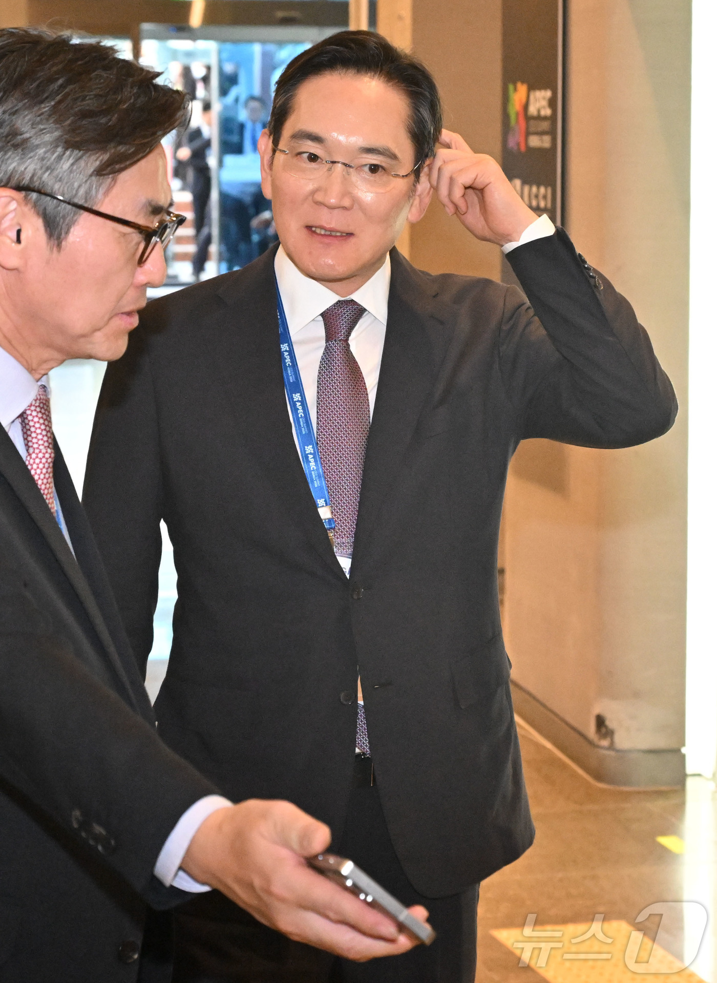 (경주=뉴스1) 김민지 기자 = 이재용 삼성전자 회장이 29일 경북 경주시 경주예술의전당에서 열린 아시아태평양경제협력체(APEC) 정상회의  한미 비즈니스 라운드 테이블에 참석하고 …