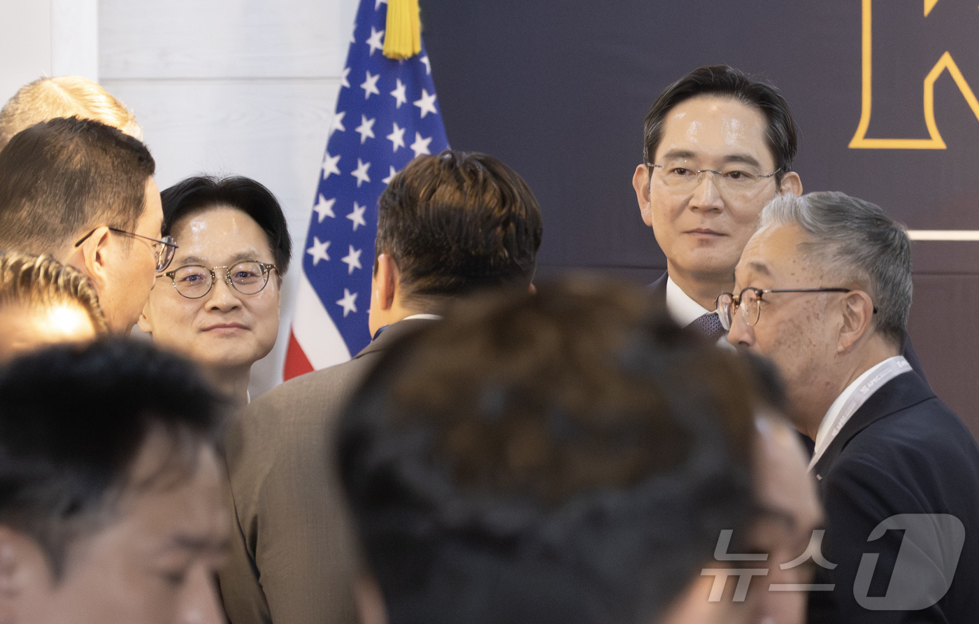 (경주=뉴스1) 김민지 기자 = 김정관 산업통상자원부 장관과 이재용 삼성전자 회장이 29일 경북 경주시 경주예술의전당에서 열린 아시아태평양경제협력체(APEC) 정상회의 한미 비즈니 …