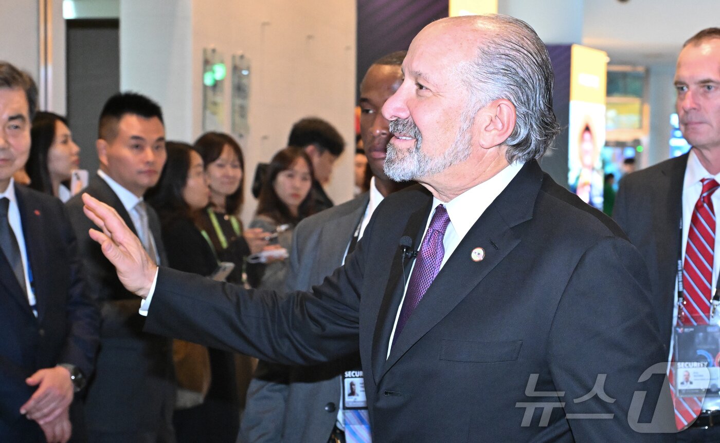본문 이미지 - 하워드 러트닉 미국 상무부 장관이 29일 경북 경주시 경주예술의전당에서 열린 아시아태평양경제협력체&#40;APEC&#41; 정상회의 한미 비즈니스 라운드 테이블에 참석하고 있다. &#40;공동취재&#41; 025.10.29/뉴스1 ⓒ News1 김민지 기자