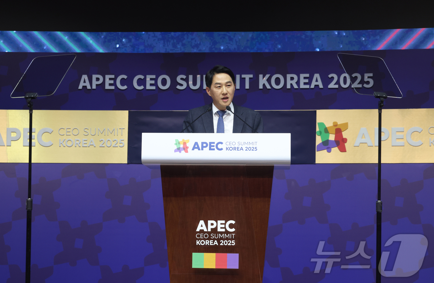 (경주=뉴스1) 김민지 기자 = 오경석 두나무 사장이 29일 경북 경주예술의전당에서 열린 아시아태평양경제협력체(APEC) 정상회의 최고경영자(CEO) 서밋(Summit)에서 ‘디지 …