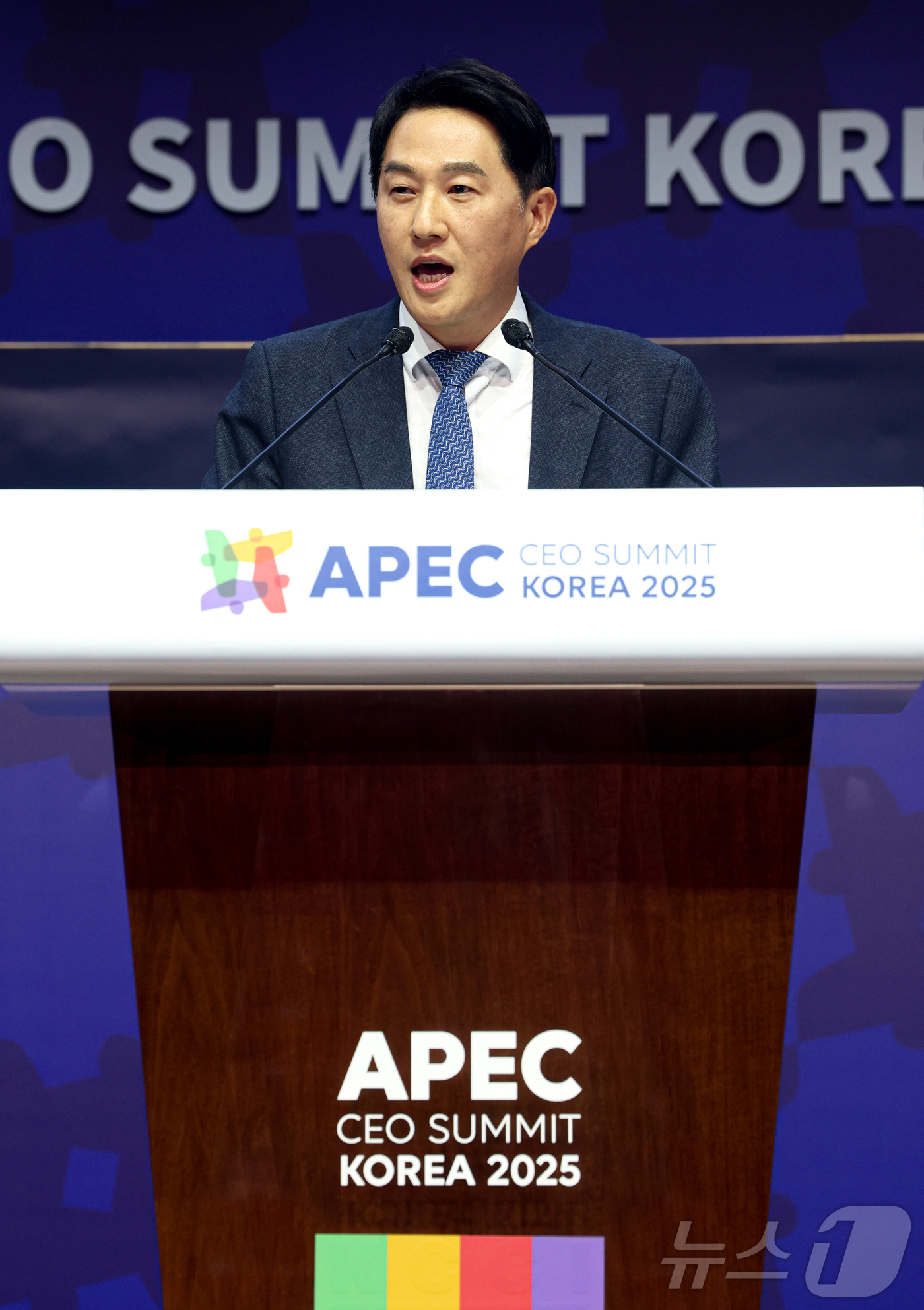 (경주=뉴스1) 김민지 기자 = 오경석 두나무 사장이 29일 경북 경주예술의전당에서 열린 아시아태평양경제협력체(APEC) 정상회의 최고경영자(CEO) 서밋(Summit)에서 ‘디지 …