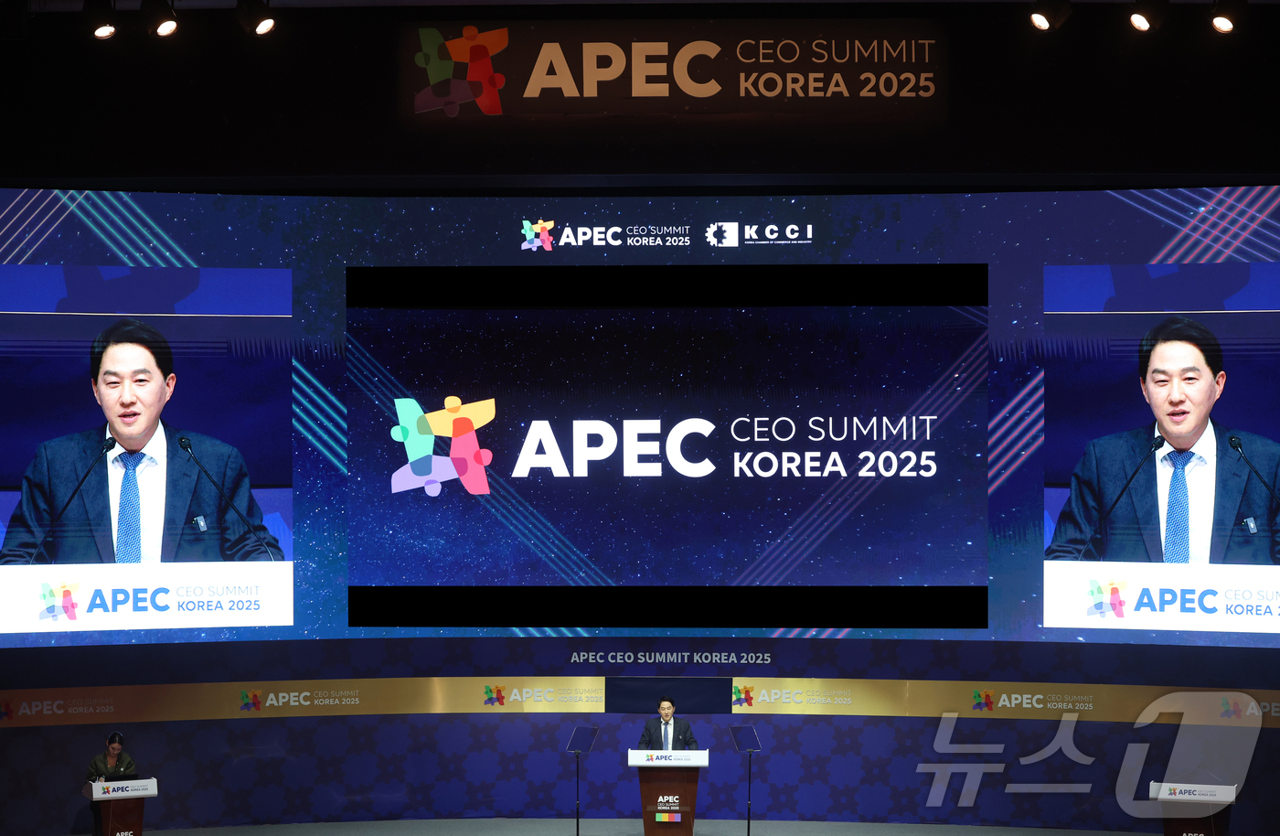 (경주=뉴스1) 김민지 기자 = 오경석 두나무 사장이 29일 경북 경주예술의전당에서 열린 아시아태평양경제협력체(APEC) 정상회의 최고경영자(CEO) 서밋(Summit)에서 ‘디지 …