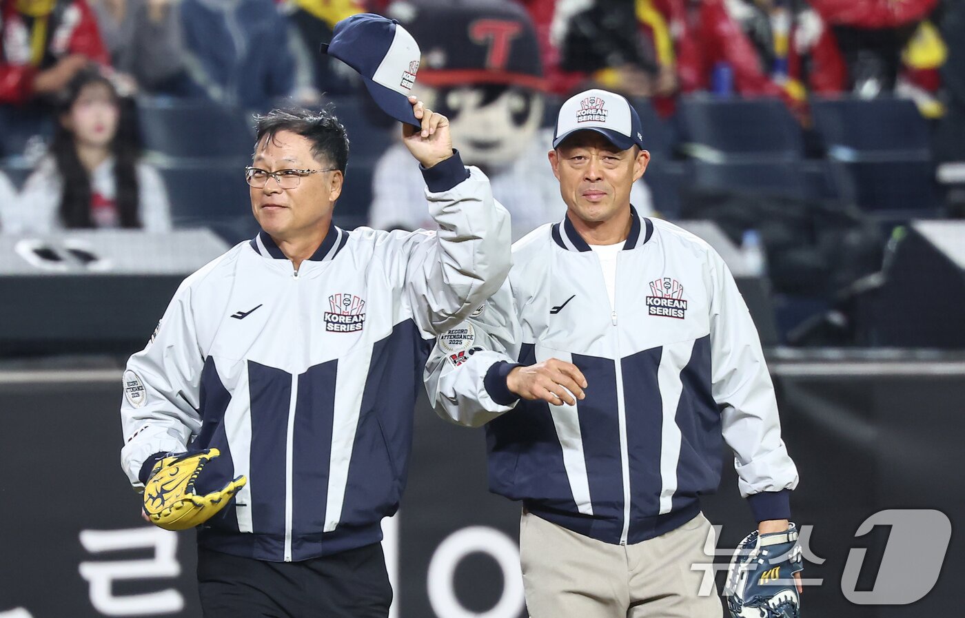 본문 이미지 - 한화 이글스의 1999년 한국시리즈 우승을 이끈 구대성과 조경택이 29일 대전 한화생명볼파크에서 열린 프로야구 2025 신한 SOL뱅크 KBO 포스트시즌 한국시리즈 3차전 LG 트윈스와 한화 이글스의 경기에 앞서 시구·시포를 위해 이동하고 있다. 2025.10.29/뉴스1 ⓒ News1 김도우 기자