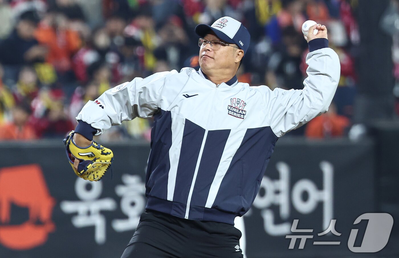 본문 이미지 - 한화 이글스의 1999년 한국시리즈 우승을 이끈 구대성이 29일 대전 한화생명볼파크에서 열린 프로야구 2025 신한 SOL뱅크 KBO 포스트시즌 한국시리즈 3차전 LG 트윈스와 한화 이글스의 경기에 앞서 시구를 하고 있다. 2025.10.29/뉴스1 ⓒ News1 김도우 기자