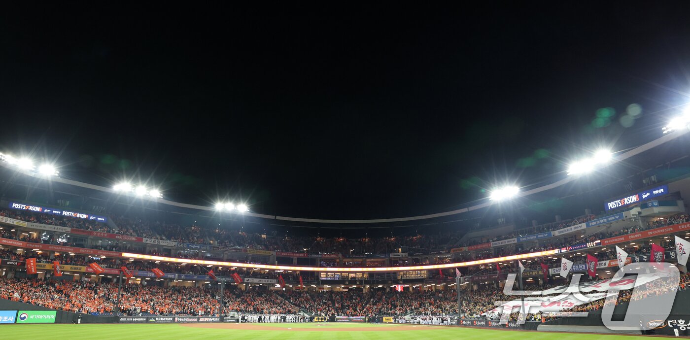 본문 이미지 - 29일 대전 한화생명볼파크에서 프로야구 2025 신한 SOL뱅크 KBO 포스트시즌 한국시리즈 3차전 LG 트윈스와 한화 이글스 경기가 진행되고 있다. 2025.10.29/뉴스1 ⓒ News1 김기태 기자