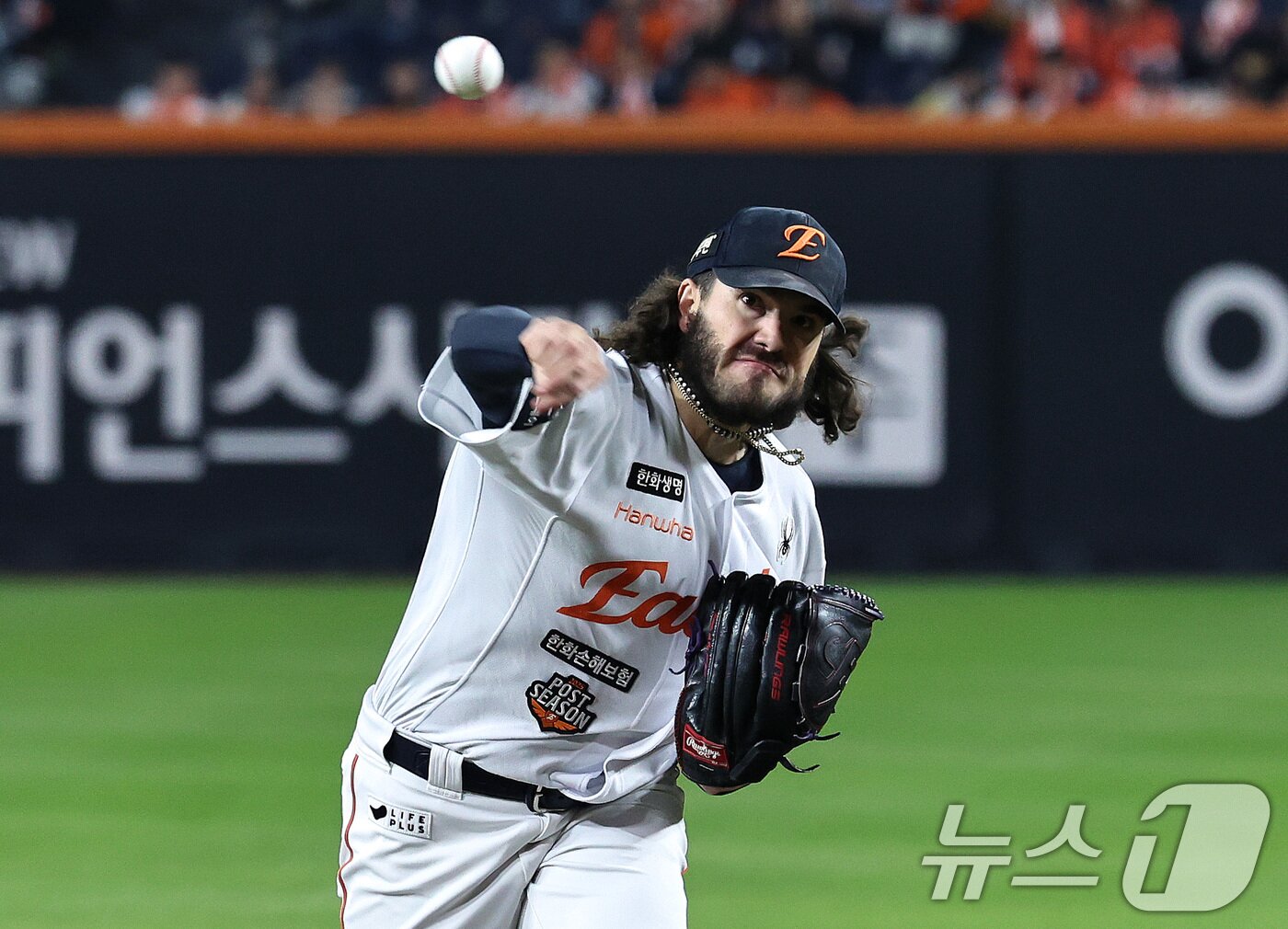 본문 이미지 - 29일 오후 대전 한화생명볼파크에서 열린 프로야구 2025 신한 SOL뱅크 KBO 한국시리즈 3차전 LG트윈스와 한화 이글스의 경기, 한화 선발투수 폰세가 역투하고 있다. 2025.10.29/뉴스1 ⓒ News1 구윤성 기자