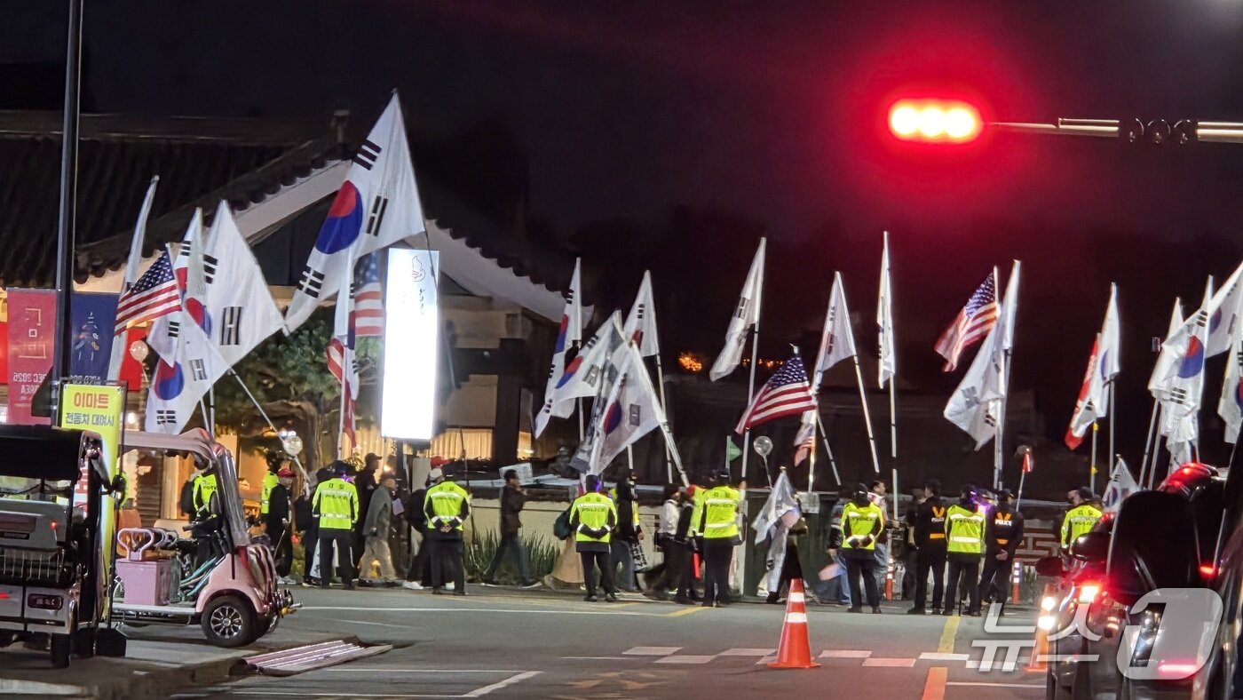 본문 이미지 - 29일 오후 4시부터 노동동 봉황대 광장에서 극우 단체가 현 정부를 비판하는 집회를 가지고 대릉원 일대에서 행진을 하자 경찰이 교통을 통제하고 있다. 2025.10.29/뉴스1 ⓒ News1 이성덕 기자