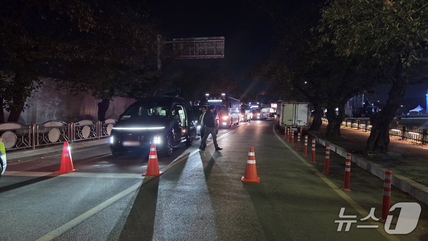 본문 이미지 - 29일 오후 4시부터 노동동 봉황대 광장에서 극우 단체가 현 정부를 대릉원 일대에서 행진을 하고 있자 경찰관이 차량 통제를 하고 있어 교통난이 발생하고 있다. 2025.10.29/뉴스1 ⓒ News1 이성덕 기자