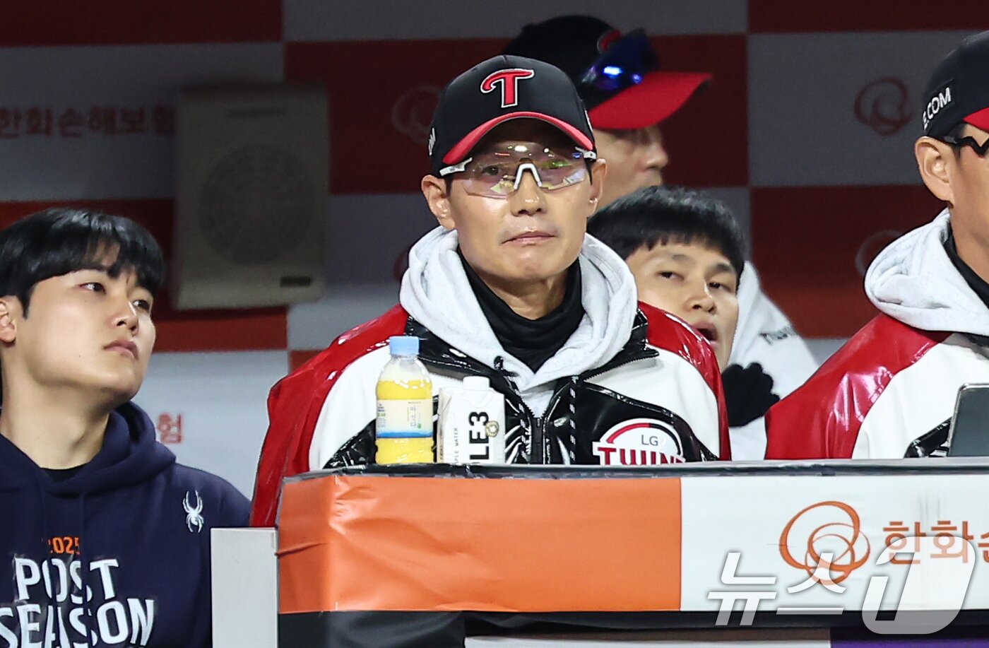 본문 이미지 - 29일 대전 한화생명볼파크에서 열린 프로야구 2025 신한 SOL뱅크 KBO 포스트시즌 한국시리즈 3차전 LG 트윈스와 한화 이글스의 경기, LG 염경엽 감독이 경기를 지켜보고 있다. 2025.10.29/뉴스1 ⓒ News1 김도우 기자