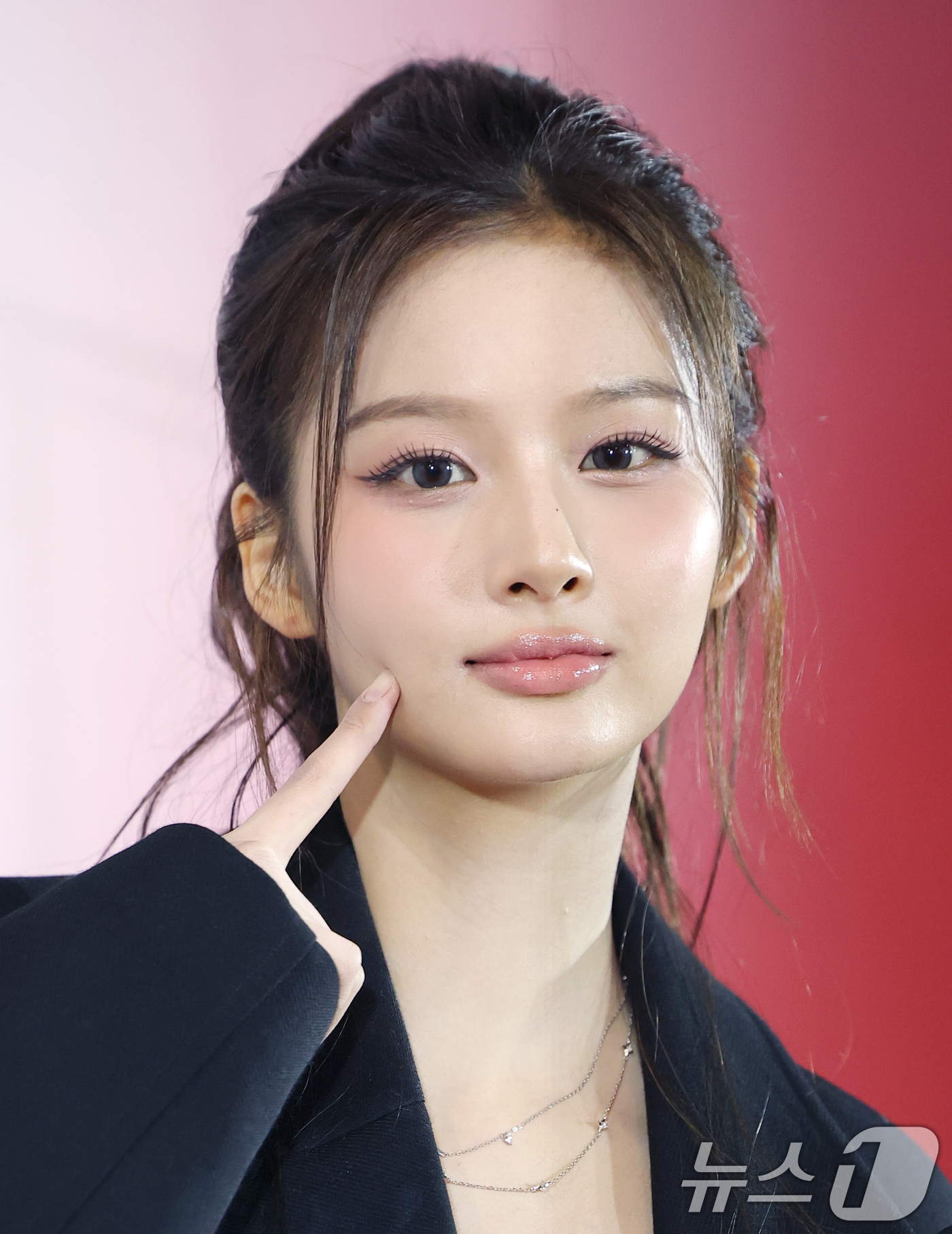 (서울=뉴스1) 권현진 기자 = 엔믹스 설윤이 29일 서울 성동구 H&M 성수에서 열린 오픈 행사에 참석해 포즈를 취하고 있다. 2025.10.29/뉴스1