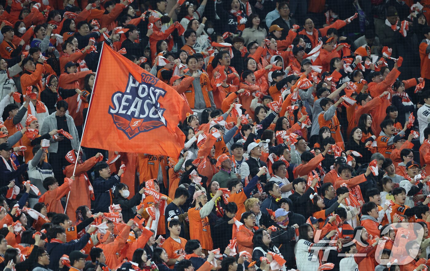 본문 이미지 - 29일 대전 한화생명볼파크에서 열린 프로야구 2025 신한 SOL뱅크 KBO 포스트시즌 한국시리즈 3차전 LG 트윈스와 한화 이글스 경기에서 한화 펜들이 응원을 하고 있다. 2025.10.29/뉴스1 ⓒ News1 김기태 기자