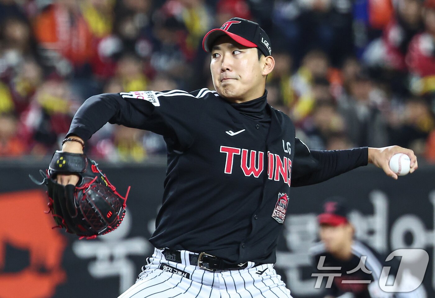 본문 이미지 - 29일 대전 한화생명볼파크에서 열린 프로야구 2025 신한 SOL뱅크 KBO 포스트시즌 한국시리즈 3차전 LG 트윈스와 한화 이글스의 경기, LG 선발투수 손주영이 1회말 역투하고 있다. 2025.10.29/뉴스1 ⓒ News1 김도우 기자