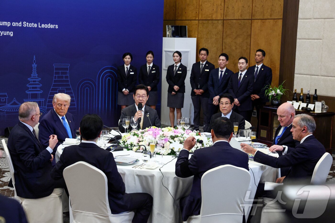 본문 이미지 - 이재명 대통령이 29일 경북 경주 힐튼호텔 그랜드볼룸에서 열린 아시아태평양경제협력체(APEC) 정상 특별만찬에서 발언을 하고 있다. 이날 만찬에는 도널드 트럼프 미국 대통령, 마크 카니 캐나다 총리 등이 참석했다. ⓒ 로이터=뉴스1 ⓒ News1 송원영 기자