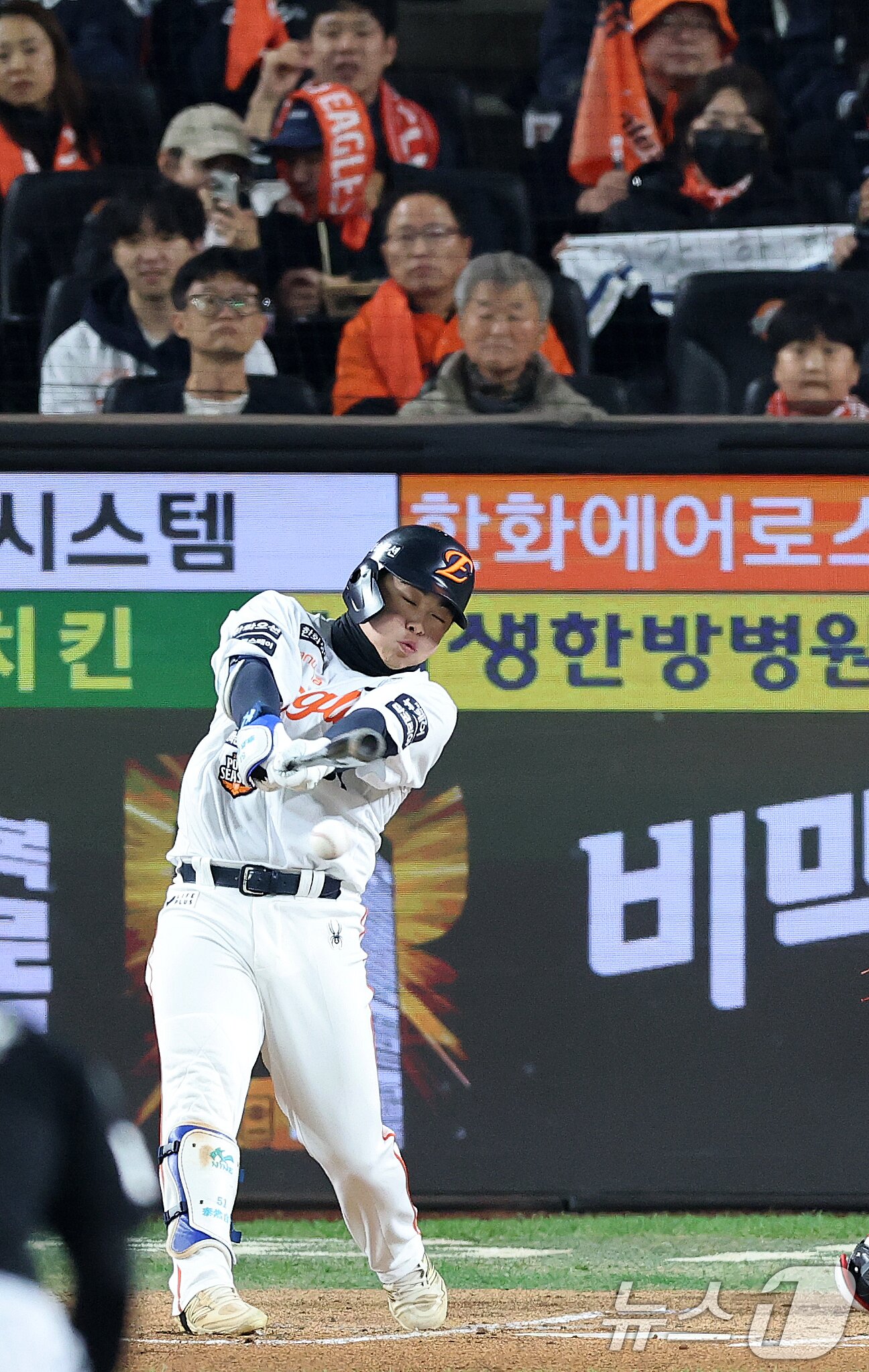 본문 이미지 - 29일 대전 한화생명볼파크에서 열린 프로야구 2025 신한 SOL뱅크 KBO 포스트시즌 한국시리즈 3차전 LG 트윈스와 한화 이글스 경기에서 LG팬들이 응원을 하고 있다. 2025.10.29/뉴스1 ⓒ News1 김기태 기자