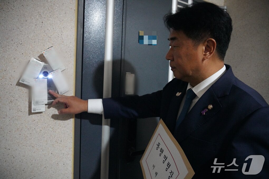 본문 이미지 - 국회 문화체육관광위원회 소속 이기헌 더불어민주당 의원이 29일 서울 마포구 이배용 전 국가교육위원장의 자택을 찾아 동행명령장 집행을 시도하고 있다. &#40;이기헌 의원실 제공&#41;