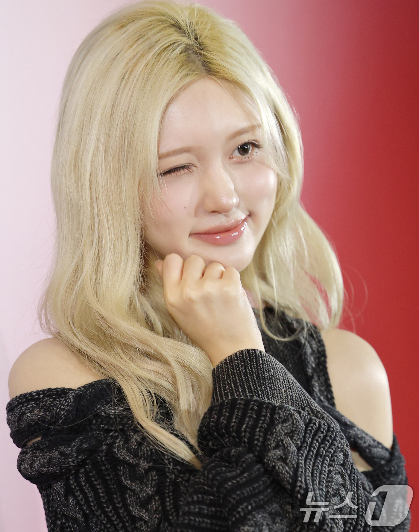 (서울=뉴스1) 권현진 기자 = 아이브 가을이 29일 서울 성동구 H&M 성수에서 열린 오픈 행사에 참석해 포즈를 취하고 있다. 2025.10.29/뉴스1