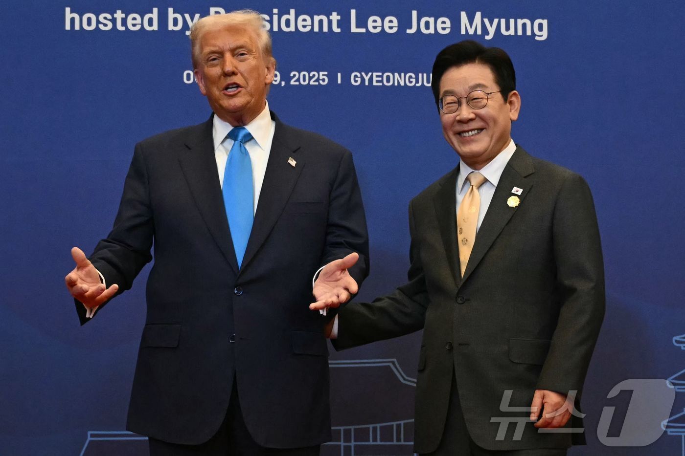 본문 이미지 - 이재명 대통령과 도널드 트럼프 미국 대통령이 29일 오후 경북 경주시 힐튼호텔 경주에서 열린 &#39;이 대통령 주최 정상 특별만찬&#39;에서 대화를 나누고 있다.ⓒ AFP=뉴스1 ⓒ News1 송원영 기자