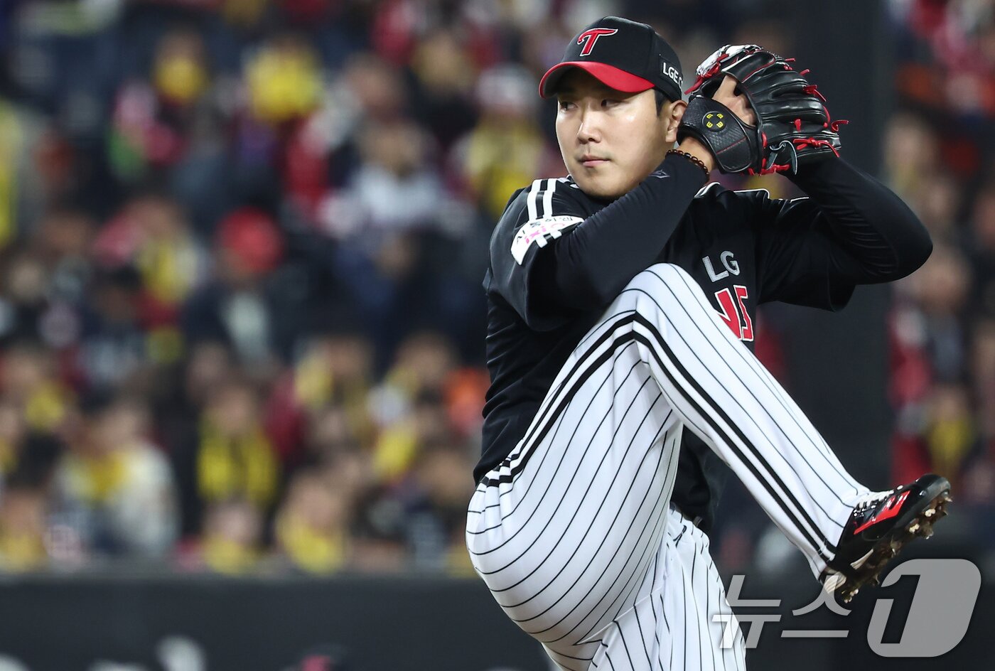 본문 이미지 - 29일 대전 한화생명볼파크에서 열린 프로야구 2025 신한 SOL뱅크 KBO 포스트시즌 한국시리즈 3차전 LG 트윈스와 한화 이글스의 경기, LG 선발투수 손주영이 1회말 역투하고 있다. 2025.10.29/뉴스1 ⓒ News1 김도우 기자