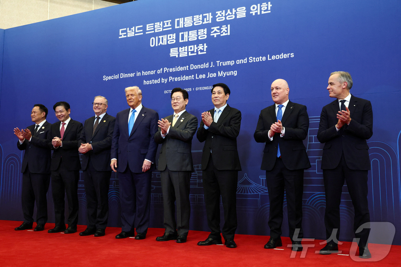 (로이터=뉴스1) 송원영 기자 = 이재명 대통령이 29일 경북 경주 힐튼호텔 그랜드볼룸에서 이 대통령 주최 정상 특별만찬에 참석한 정상들과 기념촬영을 하고 있다. 왼쪽부터 아누틴 …