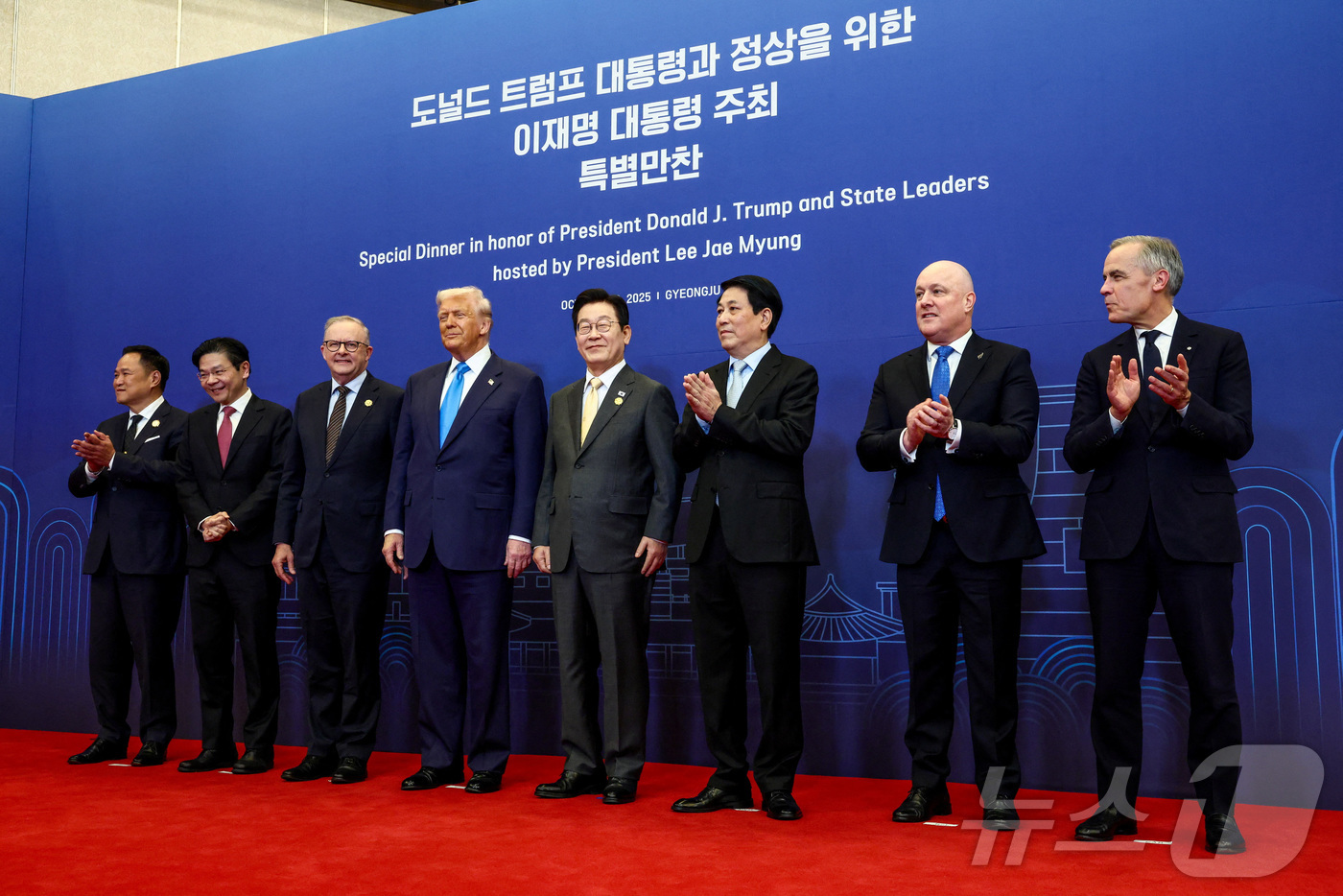(로이터=뉴스1) 송원영 기자 = 이재명 대통령이 29일 경북 경주 힐튼호텔 그랜드볼룸에서 이 대통령 주최 정상 특별만찬에 참석한 정상들과 기념촬영을 하고 있다. 왼쪽부터 아누틴 …