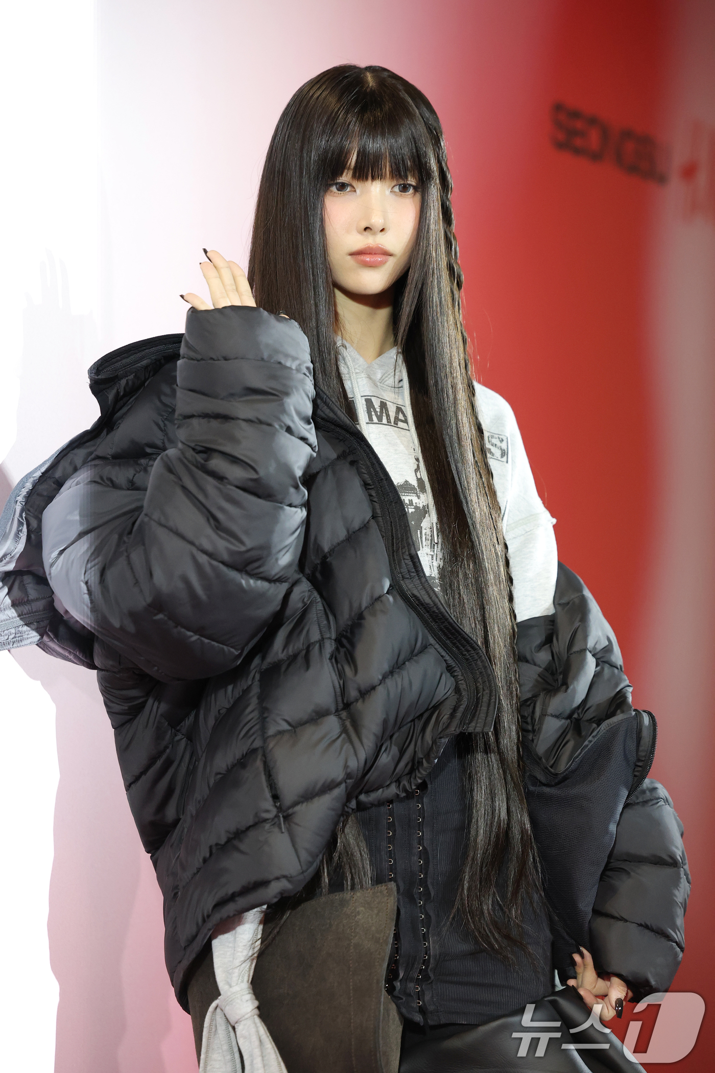 (서울=뉴스1) 권현진 기자 = 아일릿 윤아가 29일 서울 성동구 H&M 성수에서 열린 오픈 행사에 참석해 포즈를 취하고 있다. 2025.10.29/뉴스1