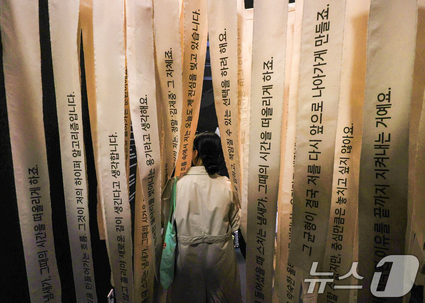 본문 이미지 - 29일 서울 중구 동대문디자인플라자뮤지엄에서 열린 &#39;울트라백화점 서울: 소비의 끝에서 만나는 가치&#39; 프리오프닝을 찾은 관람객이 전시장을 둘러보고 있다. 이번 전시는 단순한 판매 장소를 넘어 브랜드의 가치와 세계관을 체험하는 공간으로 특히 9명의 크리에이터들의 알고리즘을 그대로 들여다 볼 수 있는 울트라 크리에이터 섹션은 크리에이터들이 직접 제작한 쇼룸으로 그들의 라이프스타일을 그대로 감상할 수 있다. 2025.10.29/뉴스1 ⓒ News1 이호윤 기자